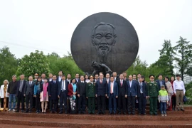 Ủy viên Bộ Chính trị, Bí thư Thành ủy Thành phố Hồ Chí Minh Nguyễn Thiện Nhân và các đại biểu dâng hoa tại Tượng đài Bác ở Quảng trường Hồ Chí Minh, Moskva, Liên bang Nga. (Ảnh: Xuân Khu/TTXVN)