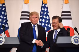 Tổng thống Hàn Quốc Moon Jae-In (phải) và Tổng thống Mỹ Donald Trump (trái) tại cuộc gặp ở Nhà Xanh ở Seoul ngày 7/11/2017. (Nguồn: AFP/TTXVN)