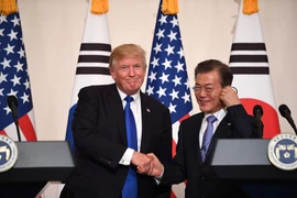 Tổng thống Hàn Quốc Moon Jae-In (phải) và Tổng thống Mỹ Donald Trump (trái) tại cuộc gặp ở Nhà Xanh ở Seoul ngày 7/11/2017. (Nguồn: AFP/TTXVN)