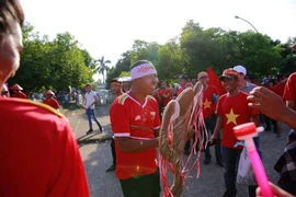Cổ động viên, người hâm mộ Việt Nam tới sân Thuwunna đã sẵn sàng tiếp lửa cho đội tuyển Quốc gia Việt Nam. (Ảnh: Trọng Đạt/TTXVN)
