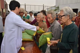 Trao quà từ thiện cho bà con Việt kiều. (Ảnh: Minh Hưng-Chanh Đa/TTXVN)
