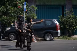 Cảnh sát gác tại hiện trường vụ đánh bom ở Surabaya, Indonesia ngày 14/5. THX/TTXVN.