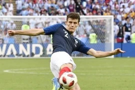 Cầu thủ Pháp Benjamin Pavard thực hiện cú volley vào lưới Argentina trong trận đấu vòng 1/8 World Cup 2018 ở Kazan, Nga ngày 30/6. (Ảnh: Kyodo/TTXVN)