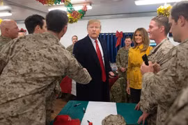 Tổng thống Mỹ Donald Trump (giữa) trong chuyến thăm căn cứ không quân Al Asad ở Iraq ngày 26/12/2018. (Ảnh: AFP/ TTXVN) 