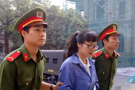 Dẫn giải bị cáo Huỳnh Thị Huyền Như đến phiên tòa 8/2. (Ảnh: Hoàng Hải/TTXVN)