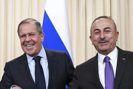 Ngoại trưởng Nga Sergei Lavrov và Ngoại trưởng Thổ Nhĩ Kỳ Mevlut Cavusoglu. (Ảnh: AFP/TTXVN)