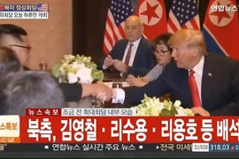 Tổng thống Mỹ Donald Trump (phải) và nhà lãnh đạo Triều Tiên Kim Jong-un (thứ 3, trái) tại cuộc hội đàm ở Sentosa, Singapore ngày 12/6. (Nguồn: YONHAP/TTXVN)