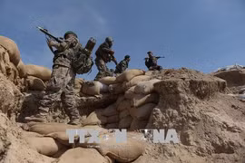  Binh sỹ Afghanistan làm nhiệm vụ trong chiến dịch truy quét phiến quân Taliban tại khu vực Dand-e-Ghori, tỉnh Baghlan. (Ảnh: AFP/TTXVN)