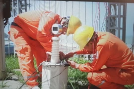 Công nhân Công ty Điện lực Quảng Ninh khắc phục sự cố sét đánh hỏng đường dây truyền tải điện 22kV khiến toàn bộ đảo huyện đảo Cô Tô mất điện. (Ảnh: Văn Đức/TTXVN)