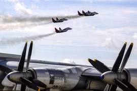 Tiêm kích MiG-29 và máy bay ném bom chiến lược Tu-95 của Nga trình diễn tại Diễn đàn Kỹ thuật quân sự quốc tế 2017 ở Kibinka, vùng Moskva (Nga) ngày 27/8. (Nguồn: EPA/ TTXVN)