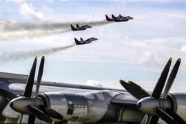 Tiêm kích MiG-29 và máy bay ném bom chiến lược Tu-95 của Nga trình diễn tại Diễn đàn Kỹ thuật quân sự quốc tế 2017 ở Kibinka, vùng Moskva (Nga) ngày 27/8. (Nguồn: EPA/ TTXVN)