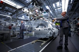  Dây chuyền sản xuất ô tô Volskwagen ở nhà máy của hãng tại Wolfsburg, miền trung Đức. (Nguồn: EPA/TTXVN)