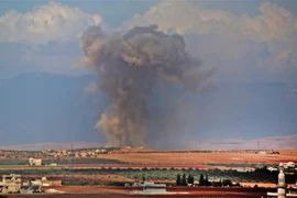 Khói bốc lên sau một cuộc không kích gần làng Kafr Ain, tỉnh Idlib, Syria ngày 7/9. (Ảnh: AFP/TTXVN)