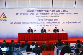 Ba Thủ tướng chủ trì họp báo thông báo kết quả Hội nghị Cấp cao CLV 10. (Ảnh: TTXVN)