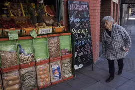 Người dân mua sắm hàng hóa tại cửa hàng ở Buenos Aires, Argentina ngày 4/9/2018. (Ảnh: AFP/TTXVN)