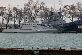 Tàu quân sự Ukraine bị lực lượng biên phòng trực thuộc FSB bắt giữ tại cảng Kerch ngày 26/11/2018. (Ảnh: AFP/TTXVN)