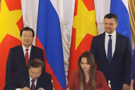 Phó Thủ tướng Trịnh Đình Dũng và Phó Thủ tướng Nga Maksim Akimov chứng kiến Lễ ký kết các văn kiện hợp tác giữa hai nước. (Ảnh: Dương Trí/TTXVN)