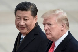 Chủ tịch Trung Quốc Tập Cận Bình (trái) đón Tổng thống Mỹ Donald Trump trong chuyến thăm Trung Quốc tại Bắc Kinh ngày 9/11/2017. (Nguồn: AFP/TTXVN)