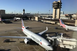Máy bay của hãng hàng không American Airlines tại sân bay quốc tế Dallas Fort Worth ở Dallas, Texas, Mỹ. (Nguồn: AFP/TTXVN)