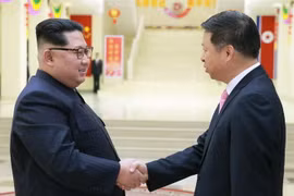 Nhà lãnh đạo Kim Jong Un (trái) và ông Tống Đào (phải) trong cuộc gặp tại Bình Nhưỡng ngày14/4. (Nguồn: Yonhap/TTXVN)