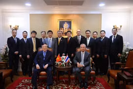Chánh án Tòa án nhân dân Tối cao Nguyễn Hòa Bình gặp gỡ, hội đàm với Chánh án Toà án tối cao Thái Lan Cheep Jullamon, ngày 12/9 tại Thủ đô Bangkok. (Ảnh: Sơn Nam/TTXVN)