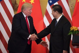 Chủ tịch Trung Quốc Tập Cận Bình (phải) và Tổng thống Mỹ Donald Trump duyệt trong cuộc họp báo chung tại Bắc Kinh (Trung Quốc) ngày 9/11/2017. (Ảnh: AFP/ TTXVN)