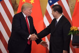 Chủ tịch Trung Quốc Tập Cận Bình (phải) và Tổng thống Mỹ Donald Trump duyệt trong cuộc họp báo chung tại Bắc Kinh (Trung Quốc) ngày 9/11/2017. (Ảnh: AFP/ TTXVN)
