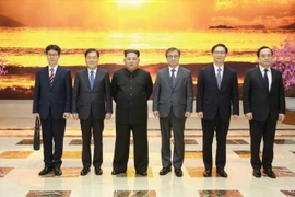 Nhà lãnh đạo Triều Tiên Kim Jong-un (thứ 3, trái) tiếp đoàn đặc phái viên Tổng thống Hàn Quốc ngày 5/3. (Nguồn: Yonhap/TTXVN)