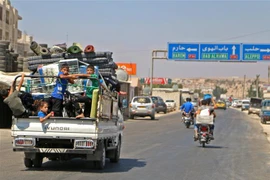 Người dân sơ tán tới khu vực an toàn tại tỉnh Idlib, phía bắc Syria ngày 6/9. (Ảnh: AFP/TTXVN)