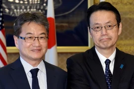Đặc phái viên Joseph Yun của Mỹ và người đồng cấp Nhật Bản Kenji Kanasugi. (Nguồn: THX/TTXVN)
