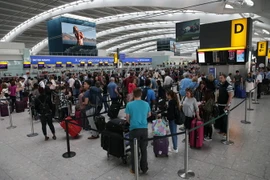Hành khách chờ đợi tại sân bay Heathrow ở thủ đô London, Anh. (Nguồn: AFP/TTXVN)