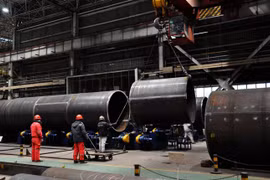 Công nhân làm việc tại nhà máy sản xuất ống thép ở Sơn Đông, Trung Quốc. (Nguồn: AFP/TTXVN)