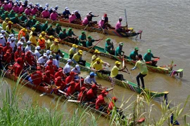 Các đội tham gia Lễ hội Đua thuyền truyền thống Bon Om Touk ở Phnom Penh ngày 21/11. (Ảnh: AFP/TTXVN)