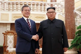 Nhà lãnh đạo Triều Tiên Kim Jong-un (phải) và Tổng thống Hàn Quốc Moon Jae-in. (Ảnh: AFP/TTXVN)