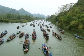 Đò chở khách hành hương trên dòng suối Yến. (Ảnh: Quốc Khánh/TTXVN)