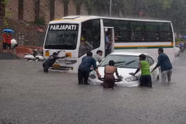 Cảnh ngập lụt tại New Delhi, Ấn Độ ngày 16/7. (Ảnh: AFP/TTXVN)