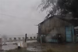 Mưa lớn tại khu vực bãi biển Tân Thành. (Ảnh: Minh Trí/TTXVN)