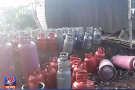 [Video] Hốt hoảng với hàng trăm bình gas rơi từ xe tải bị lật