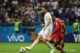 Cầu thủ Sergio Busquets (trái) đội tuyển Tây Ban Nha đi bóng trong trận đấu với Iran tại bảng B, Vòng chung kết World Cup 2018 diễn ra ở Kazan, Nga, ngày 20/6. (Ảnh: THX/TTXVN)