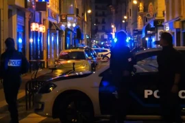 [Video] Tấn công bằng dao kinh hoàng ở Paris, 5 người thương vong