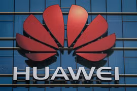 Biểu tượng Huawei tại văn phòng ở Đông Hoản, tỉnh Quảng Đông, Trung Quốc. (Ảnh: AFP/TTXVN)