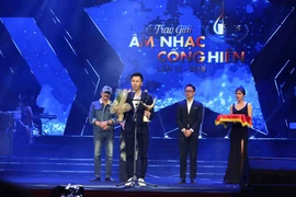 Nhạc sĩ Dương Cầm nhận giải đề cử Nhạc sĩ của năm. (Ảnh: Thành Đạt/TTXVN) 