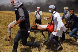 Chuyển người Palestine bị thương trong xung đột với binh sỹ Israel ở khu vực biên giới giữa Israel với Dải Gaza ngày 6/4. (Nguồn: THX/TTXVN)