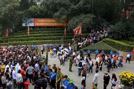 Lực lượng an ninh tỉnh Phú Thọ làm công tác phân luồng tránh tình trạng ùn tắc, chen lấn, xô đẩy tại Lễ hội Đền Hùng 2017. (Ảnh: Thành Đạt/TTXVN)