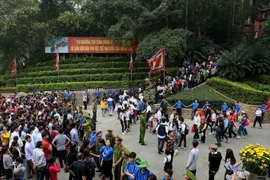 Lực lượng an ninh tỉnh Phú Thọ làm công tác phân luồng tránh tình trạng ùn tắc, chen lấn, xô đẩy tại Lễ hội Đền Hùng 2017. (Ảnh: Thành Đạt/TTXVN)