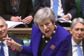 Thủ tướng Anh Theresa May (giữa) tại cuộc họp của Hạ viện Anh ở London, ngày 31/10. (Ảnh: AFP/TTXVN)