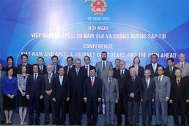 Phó Thủ tướng, Bộ trưởng Bộ Ngoại giao Phạm Bình Minh và các đại biểu chụp ảnh chung. (Ảnh: Lâm Khánh/TTXVN)
