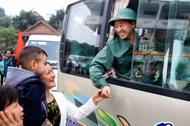 Tân binh chia tay người thân trước giờ nhập ngũ. (Ảnh: Trung Kiên/TTXVN)