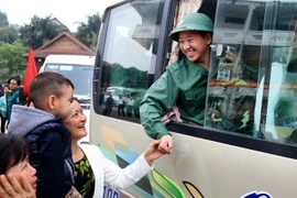 Tân binh chia tay người thân trước giờ nhập ngũ. (Ảnh: Trung Kiên/TTXVN)