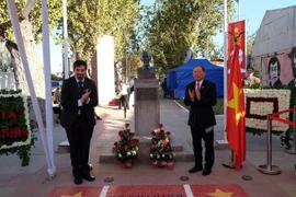Đại sứ Nguyễn Ngọc Sơn và Quận trưởng Cerro Navia, ông Mauro Tamayo, đặt lẵng hoa mừng sinh nhật Bác. (Nguồn: ĐSQ Việt Nam tại Chile)